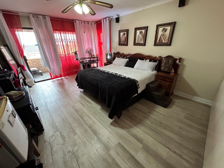 6 Bedroom Property for Sale in Wavecrest Eastern Cape